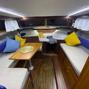 Laura Boat Hotel en barco