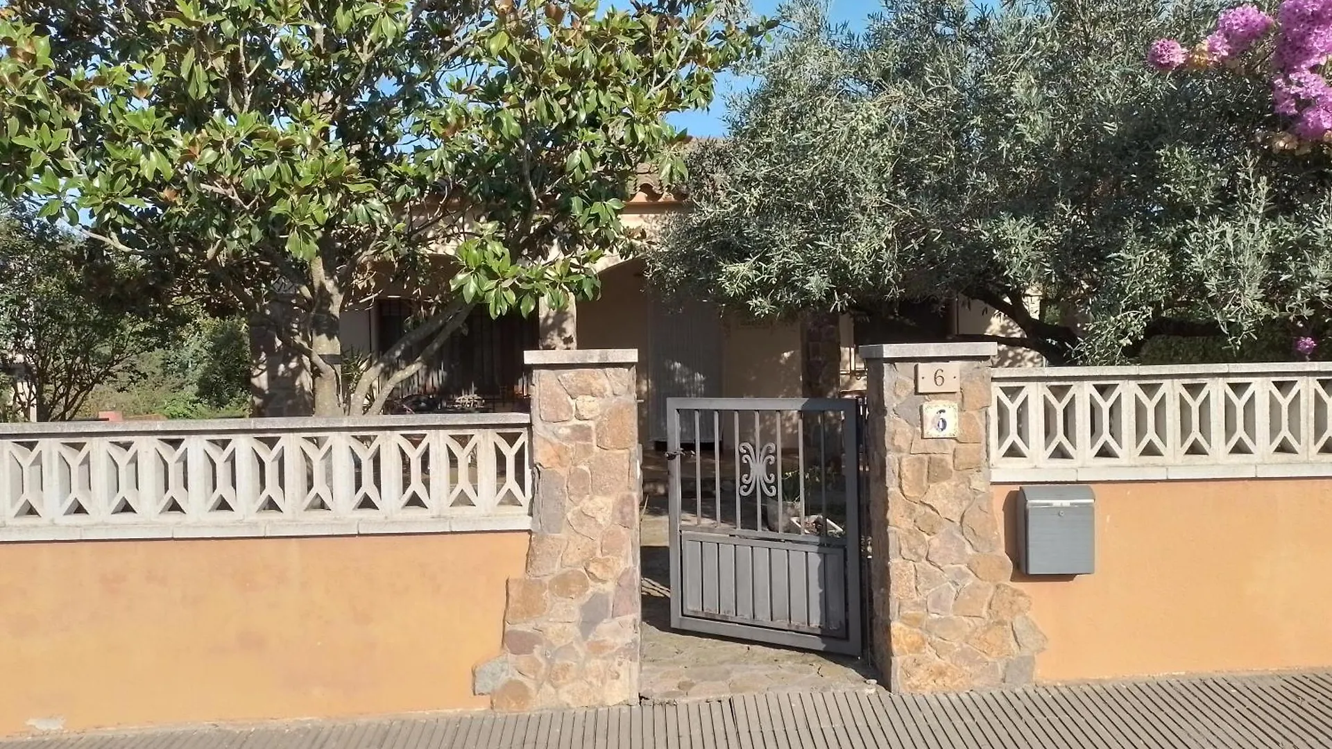 Villa Casa amb jardí a poble de l'Alt Empordà Vilaür  Сasa de vacaciones